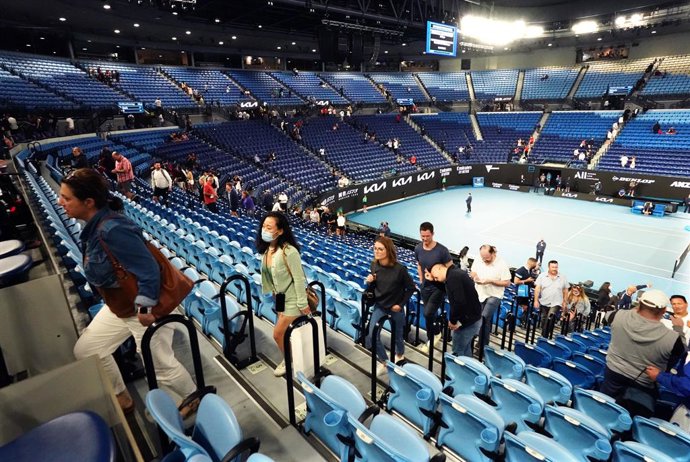Archivo - Spectators depart Rod Laver Arena after play was stopped and they were asked to leave to meet the 11:59pm State lock-down enforcement on Friday, February 12, 2021. Spectators will be banned from attending the Australian Open from Saturday, as 