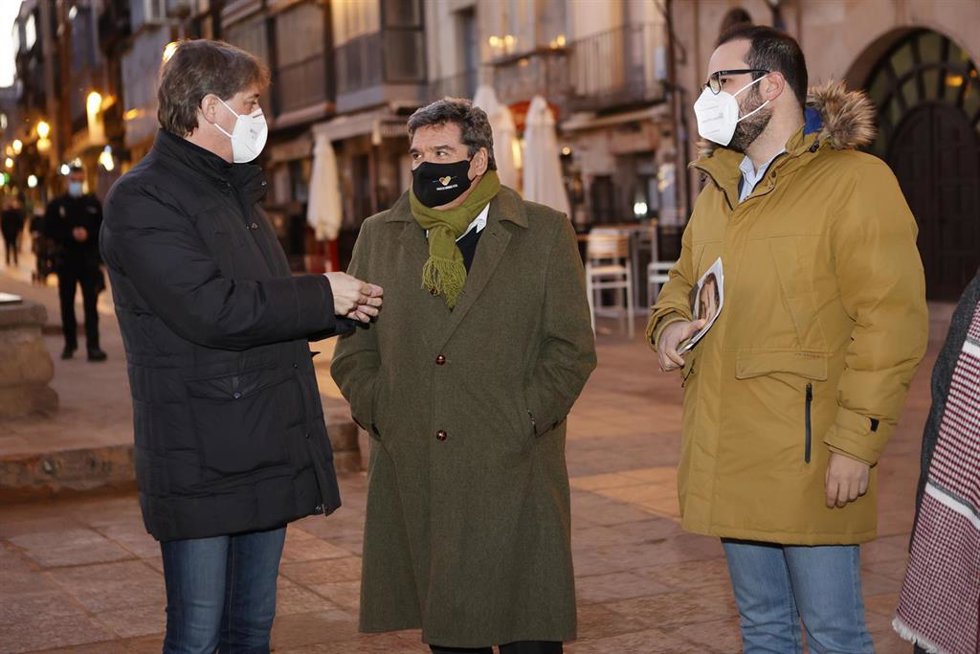 (I-D) El alcalde de Soria, Luis Martínez; el ministro de Inclusión, Seguridad Social y Migraciones, José Luis Escrivá, y el candidato del PSOE por Soria, Ángel Hernández, esta tarde en Soria.