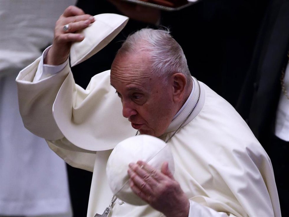 El Papa, a su llegada a una de las audiencias generales