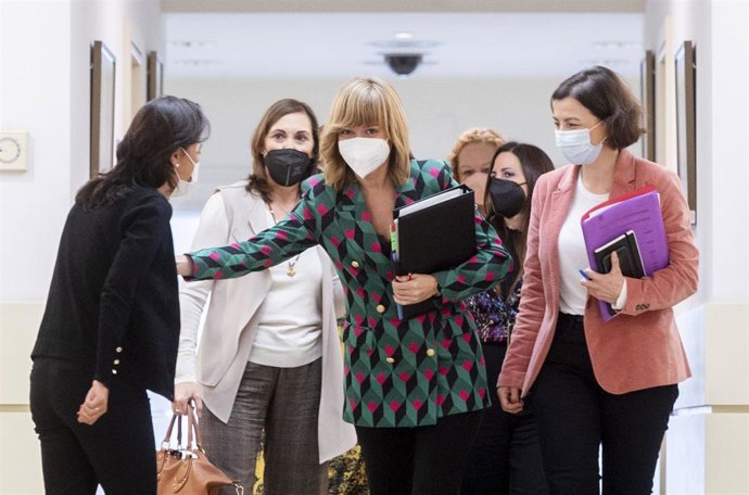 La Ministra de Educación y FP, Pilar Alegría (centro), a su llegada a la Comisión de Educación y FP del Senado este martes 25 de enero de 2022