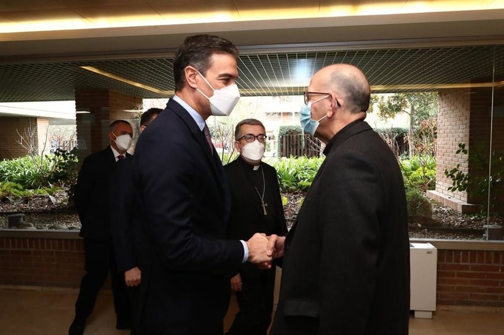 El presidente del Gobierno, Pedro Sánchez, y el presidente de la Conferencia Episcopal Española, Juan José Omella, en la sede de la CEE.