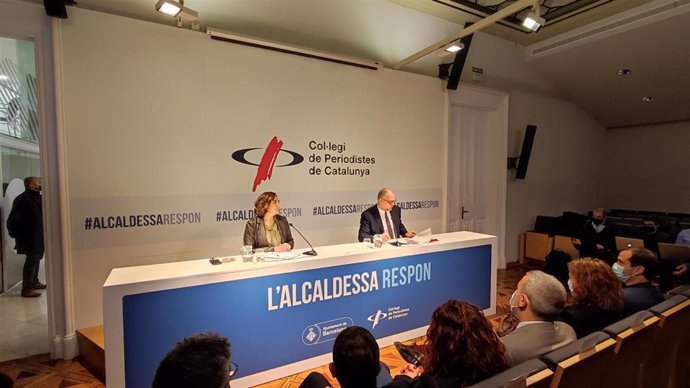 La alcaldesa de Barcelona, Ada Colau, y el decano del Collegi de Periodistes de Catalunya, Joan Maria Morros, en el acto 'L'alcaldessa respon'.