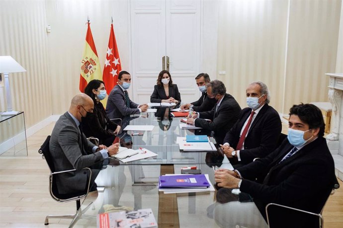 El portavoz del Grupo Parlamentario del PSOE, Juan Lobato, se reúne con la presidenta de la Comunidad de Madrid, Isabel Díaz Ayuso.