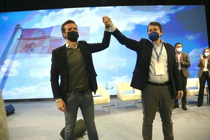 El presidenrte del Parido Popular, Pablo Casado, y el presidente del Partido Popular de Castilla y León, Alfonso Fernández Mañueco, en el Palacio de Congresos de León, a 16 de enero de 2022, en León, Castilla y León (España). 
