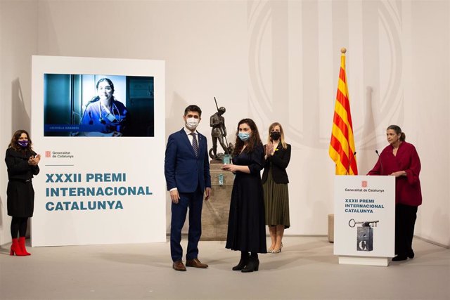 El vicepresidente del Govern, Jordi Puigneró, entrega el XXXII Premio Internacional Catalunya  a la doctora Anxhela Gradeci