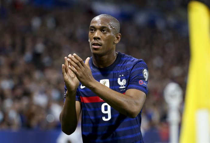 Archivo - Anthony Martial of France salutes the supporters when he's replaced during the FIFA World Cup Qatar 2022, Qualifiers, Group D football match between France and Finland on September 7, 2021 at Groupama stadium in Decines-Charpieu near Lyon, Fra