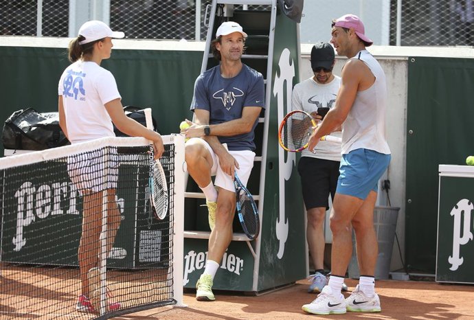 Archivo - Winners of the 2020 French Open Iga Swiatek of Poland and Rafael Nadal of Spain practice together 20 minutes on Court 5 - here with Carlos Moya, coach of Rafael Nadal (center) - ahead of the French Open 2021, a Grand Slam tennis tournament at 