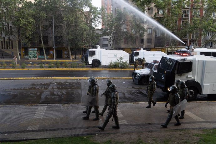 Archivo - 04 November 2021, Chile, Santiago: Police disperse protesters with water cannon during an anti-government protest that demanded, among other things, a reform of the Constitution. Photo: Matias Basualdo/ZUMA Press Wire/dpa