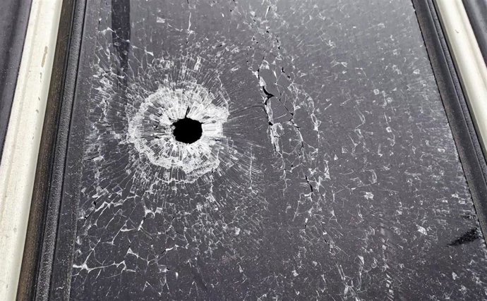 Un agujero de bala en un autobús en Almaty durante las protestas