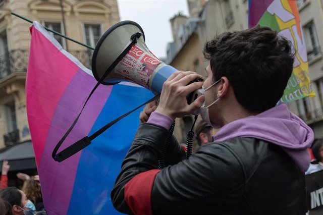 Archivo - Un chico con un megáfono y una bandera LGTBI durante la manifestación en contra de la ultraderecha y la LGTBIFOBIA en París (Francia), a 31 de enero de 2021. El objetivo de la protesta es alzar la voz por los derechos de los miembros del LGTBI.