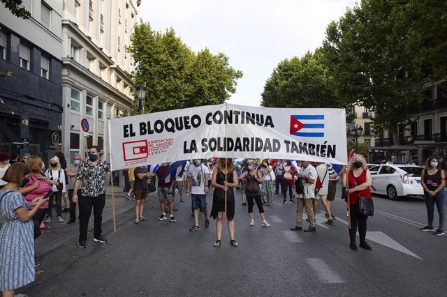 Archivo - Personas portando una pancarta en una manifestación contra el embargo económico de Estados Unidos sobre Cuba, a 24 de julio de 2021, en Madrid (España). 