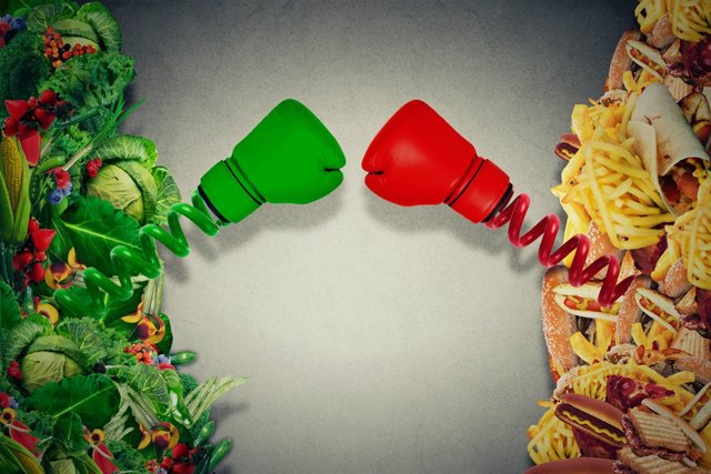 Archivo - Vegetarian food fighting junk food with boxing gloves