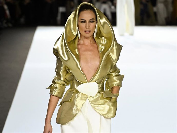 Nieves Álvarez, protagonista del desfile de Primavera/Verano 2022 de Stéphane Rolland