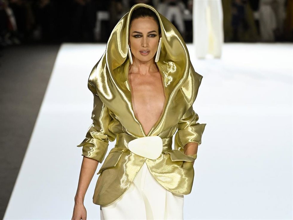 Nieves Álvarez, protagonista del desfile de Primavera/Verano 2022 de Stéphane Rolland