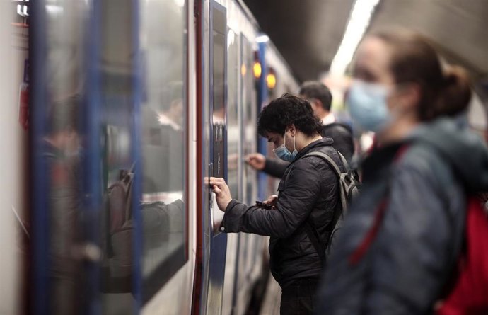 Archivo - Pasajeros en un andén del metro de Oporto, Madrid (España), a 17 de noviembre de 2020. 