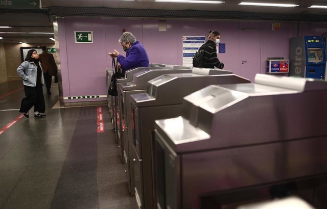 Archivo - Pasajeros en el torniquete del metro de Oporto, Madrid (España), a 17 de noviembre de 2020. 