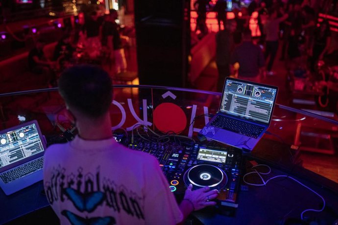 Archivo - Grupos de jóvenes en las inmediaciones de un local de ocio nocturno la misma noche en que entra en vigor la reapertura en interiores a medianoche, a 8 de octubre de 2021, en Barcelona, Cataluña (España).  