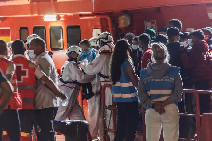 Archivo - Agentes del Servicio Marítimo de la Salvamar Talía desembarcan a migrantes en el muelle de Arguineguín