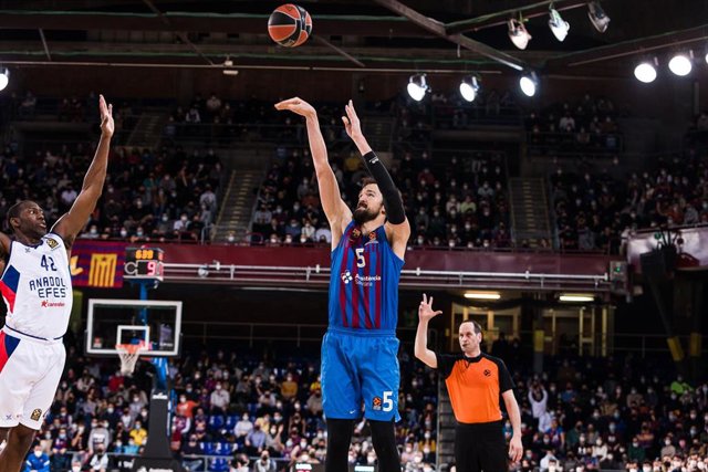 Sertaç Sanli (FC Barcelona) en un partido entre Barça y Anadolu Efes Istanbul en la Euroliga 2021/22, en el Palau Blaugrana