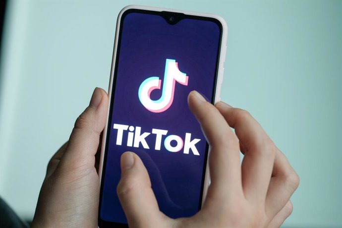 Archivo - FILED - 13 November 2019, Berlin: A girl holds her smartphone with the logo of the short video app TikTok in her hands. ByteDance's TikTok has become the world's most popular website in 2021, beating even Google, according to the latest availa