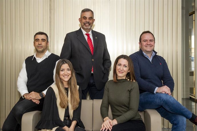 Investigadores valencianos del proyecto Phage-Stop-AMR, liderados por la CEU UCH, para el diseño de terapias alternativas a los antibióticos en la avicultura. 