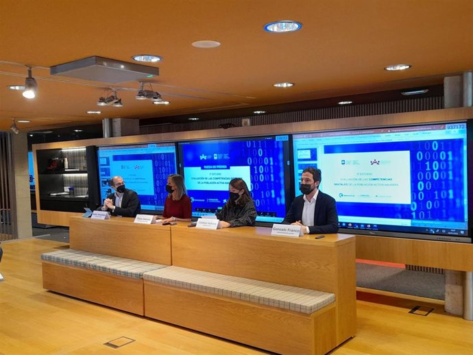 Javier Fernández, Izaskun Azkona, Elena Alemán y Gonzalo Franco, durante la rueda de prensa