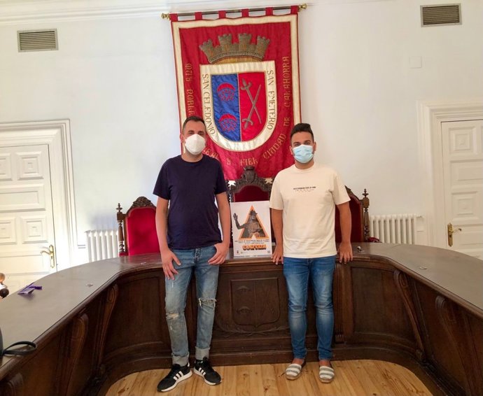 El concejal de Educación, Sergio Castillo, a la derecha, dimite de su cargo por motivos personales