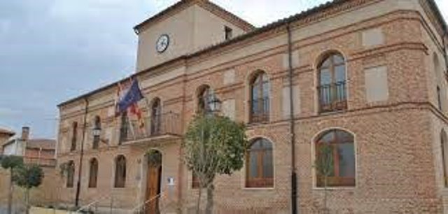 Fachada del Ayuntamiento de Pollos (Valladolid).