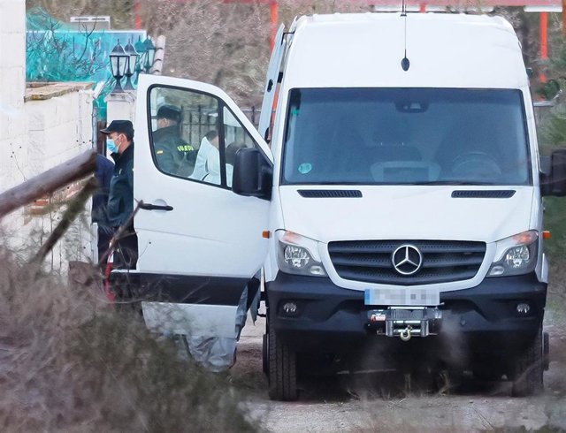 RC., de 48 años y más conocido como 'El Manitas', a su llegada a su domicilio acompañado de agentes por su presunta implicación en la desaparición de Esther López de la Rosa en Traspinedo (Valladolid).
