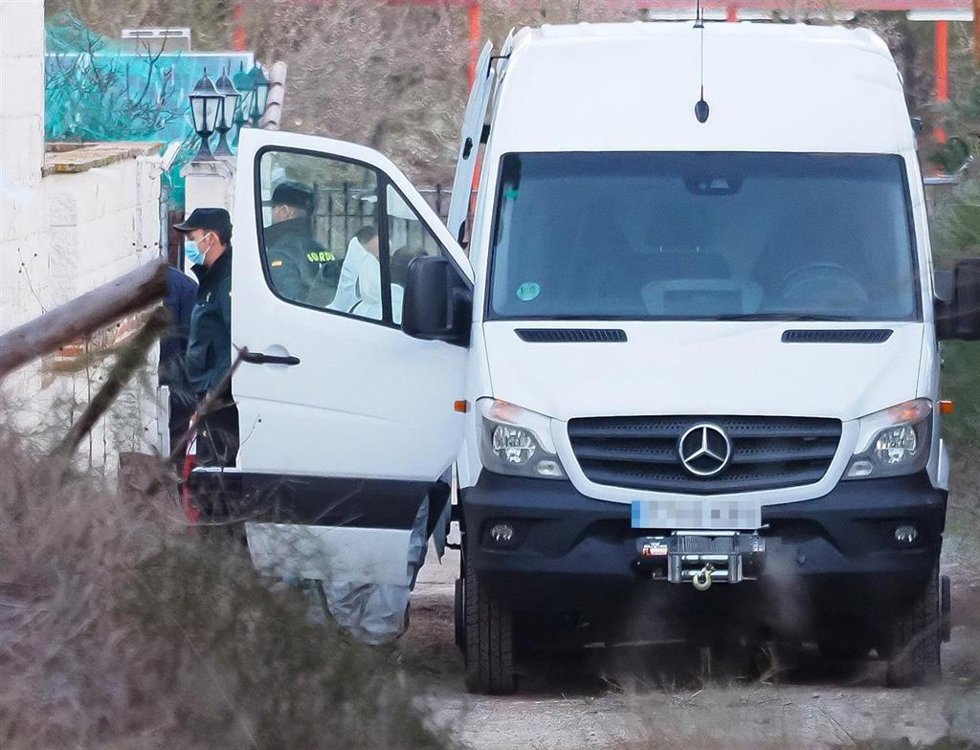 RC., de 48 años y más conocido como 'El Manitas', a su llegada a su domicilio acompañado de agentes por su presunta implicación en la desaparición de Esther López de la Rosa en Traspinedo (Valladolid).