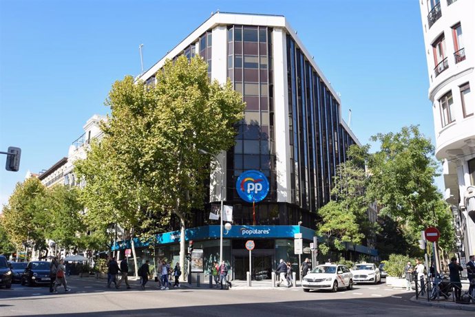 Archivo - Fachada de la sede del PP, en el número 13 de la calle Génova, a 28 de octubre de 2021, en Madrid (España). La Audiencia Nacional (AN) ha condenado al ex tesorero del PP Luis Bárcenas a 2 años de cárcel por pagar en 'b' más de 1 millón de euro