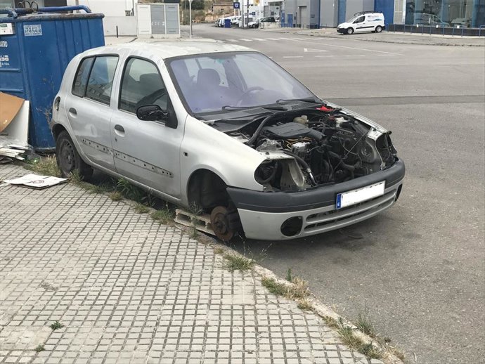 Archivo - Un coche abandonado en Palma.
