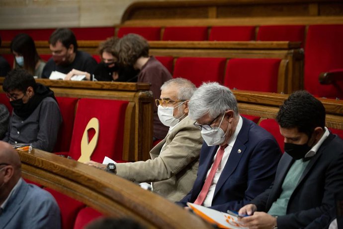 Imagen de archivo - Parte de la bancada de Cs con el líder del partido en Catalunya, Carlos Carrizosa (3d), en una sesión plenaria del Parlament, a 4 de noviembre de 2021, en Barcelona, Cataluña (España). 