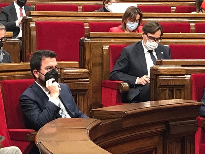 El presidente del Govern, Pere Aragons, en el pleno del Parlament, con Salvador Illa (PSC) al fondo.