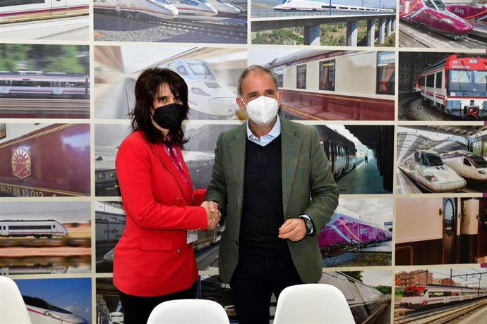 Los representantes de Renfe y la Fundación Botín, Sonia Araujo e Iñigo Sáenz de Miera, firman el acuerdo de colaboración entre ambas entidades