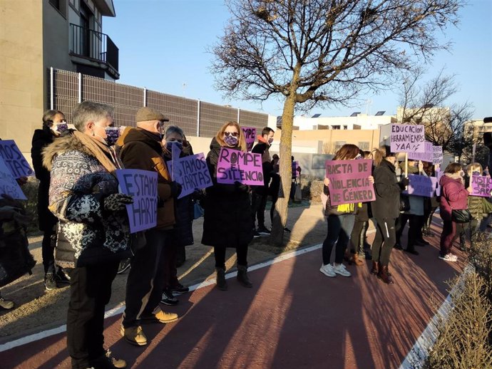 Concentración frente a los juzgados de Tudela ante la declaración del presunto asesino de Sara Pina.