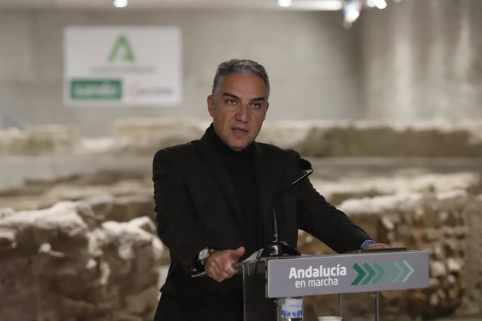 El consejero de Presidencia, Elías Bendodo, visita el futuro espacio expositivo de los restos arqueológicos de las obras del Metro, a 22 de enero de 2022 en Málaga (Andalucía, España) (Foto de archivo).