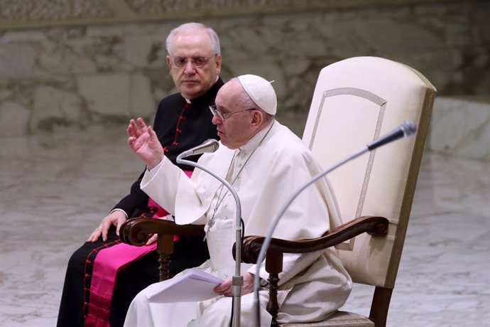 12 January 2022, Vatican, Vatican City: Pope Francis (R)speaks during his weekly General Audience in the Paul VI Audience Hall. Photo: Evandro Inetti/ZUMA Press Wire/dpa
