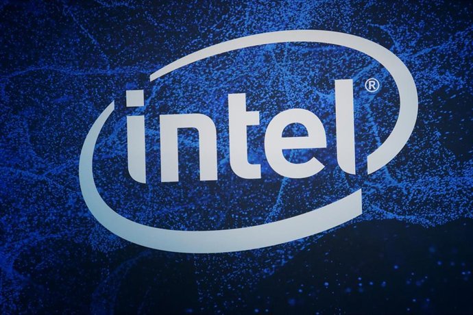 Archivo - FILED - 08 January 2019, US, Las Vegas: A logo of the chip company Intel is pictured at the electronics trade fair CES 2019. Chip giant Intel announced plans on Friday for an initial investment of more than 20 billion dollars to construct two 