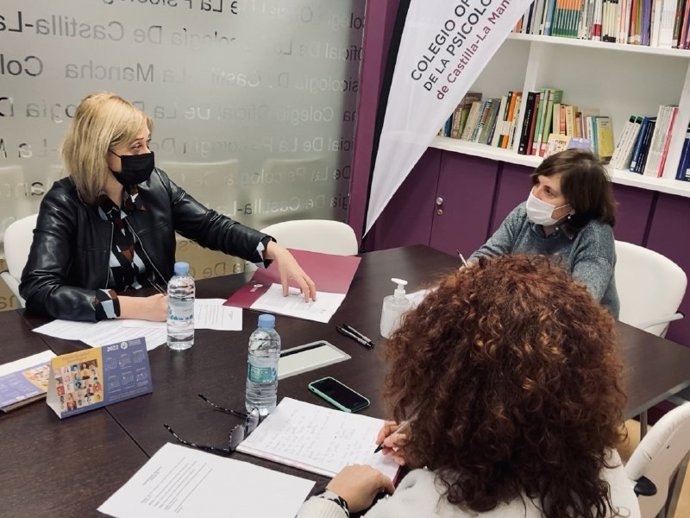 Reunión de la coordinadora autonómica de Ciudadanos, Carmen Picazo, con la la decana del Colegio de Psicólogos, María Dolores Gómez Castillo.