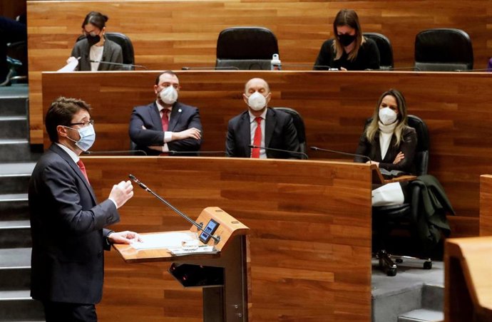 El consejero de Industria, Enrique Fernández, comparece en la Junta.