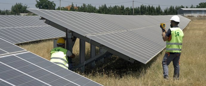 Trabajos de mantenimiento en una planta de Som Energia