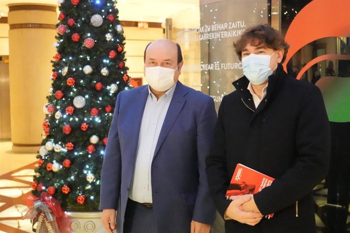 Archivo - El presidente del EBB del PNV, Andoni Ortuzar, y el secretario general del PSE-EE, Eneko Andueza, se reúnen en la sede de Sabin Etxea de Bilbao, a 22 de diciembre de 2021, en Bilbao