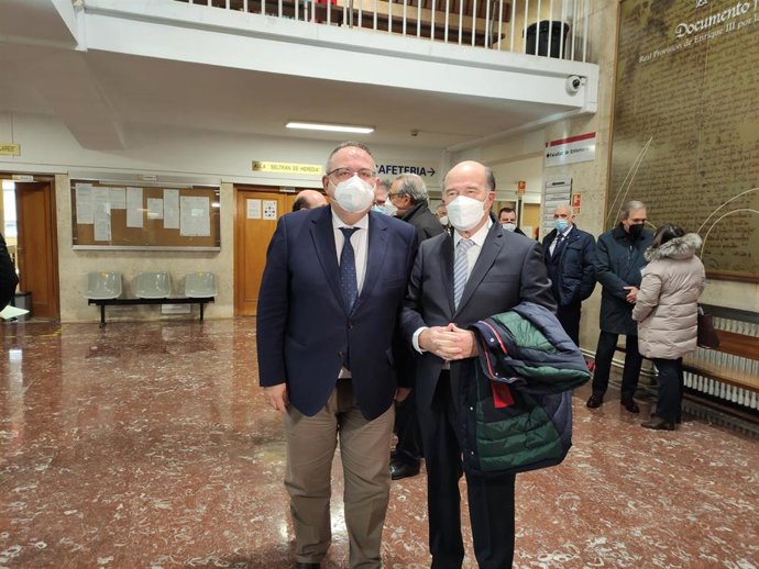 El consejero de Sanidad de Castilla y León, Alejandro Vázquez, (i) junto al presidente del Consejo de la Profesión Médica de Castilla y León, José Luis Díaz Villarig, antes de participar una jornada.