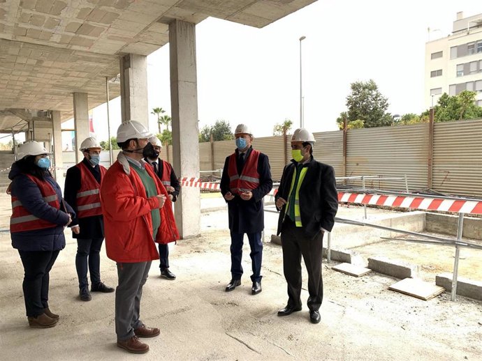 El consejero de Fomento e Infraestructuras, José Ramón Díez de Revenga, durante su visita la promoción de viviendas beneficiadas por el nuevo modelo de vivienda protegida