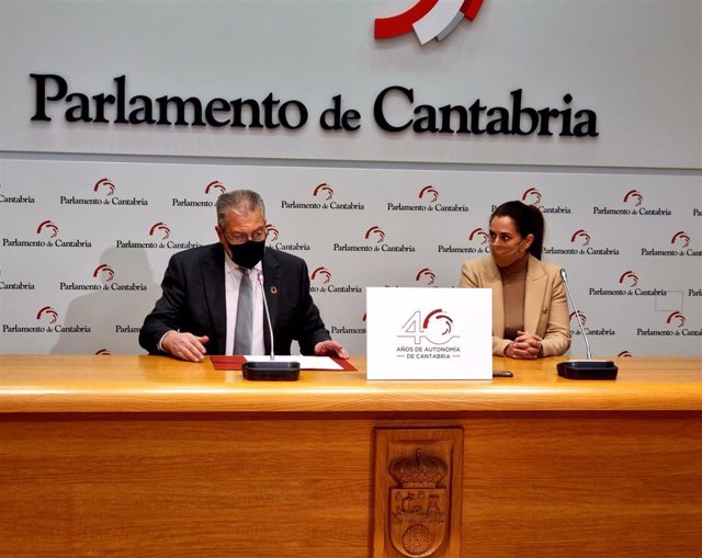 El presidente del Parlamento de Cantabria, Joaquín Gómez, y la vicepresidenta de la Cámara, Emi Aguirre, presentan los actos conmemorativos del 40 aniversario del Estatuto de Autonomía