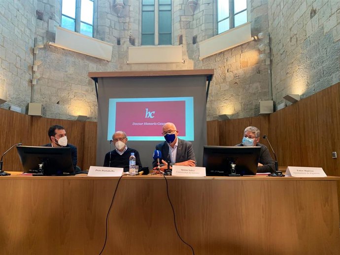 Rueda de prensa de la UdG para anunciar el doctorado 'honoris causa' del cineasta Pere Portabella (segundo por la izquierda)