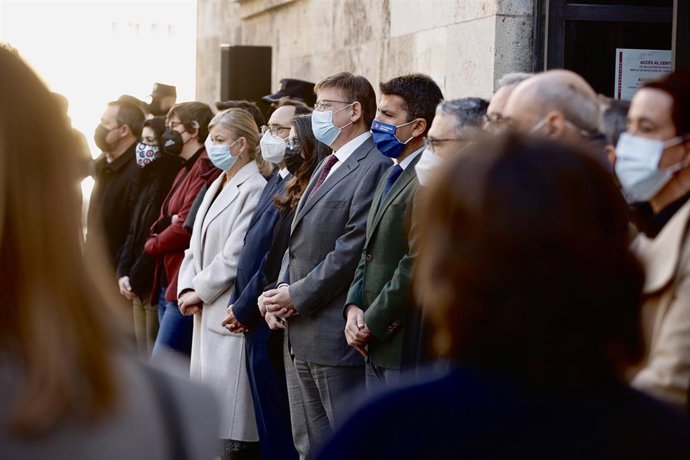 Minuto de silencio ante el Palau de la Generalitat por el último caso confirmado de violencia machista