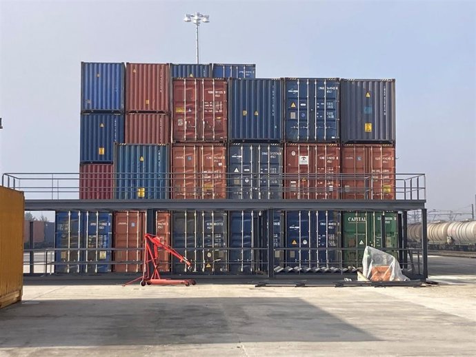 Primer convoy del nuevo servicio ferroviario entre el puerto de Barcelona y el puerto seco de Burgos.