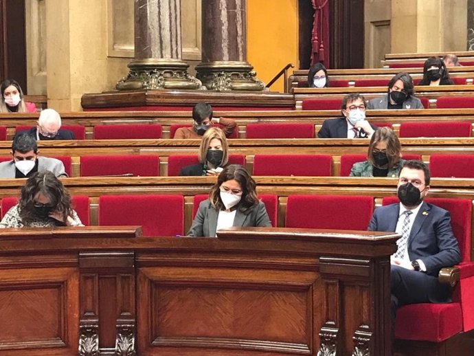 Pleno del Parlament el 26 de enero, con las conselleras Tnia Verge y Laura Vilagr y el presidente del Govern, Pere Aragons, en la primera bancada.